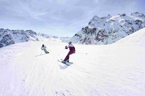 zwei Skifahrer auf der Piste